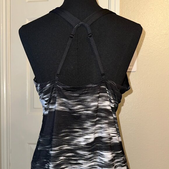 Nike Women’s Halter Tank Top Built-In Bra Black & White Size Large Athletic EUC - Picture 3 of 6